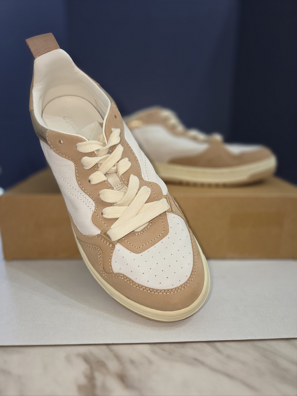 Steve Madden  Size 8.5 Leather Sneakers White Beige Metallic Lace-Up Casuals